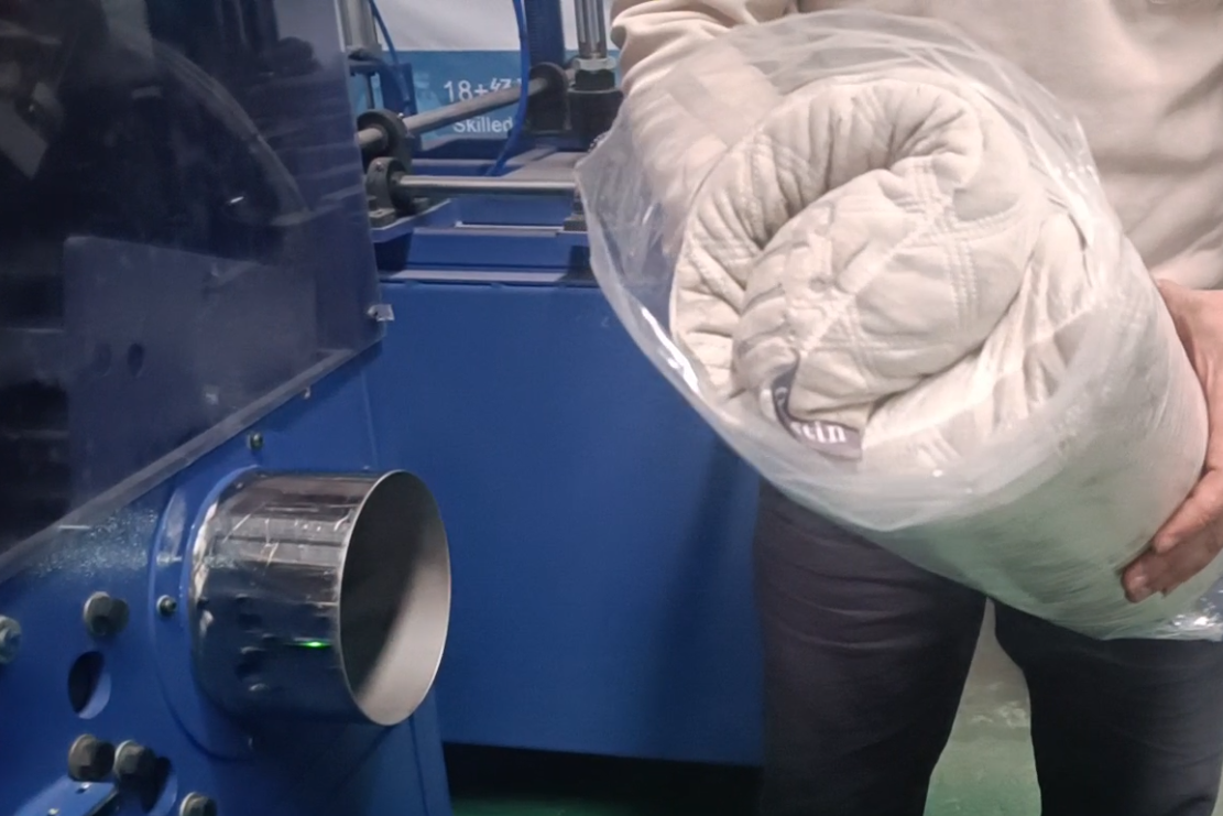 máquina enrolladora de almohadas de espuma (2)